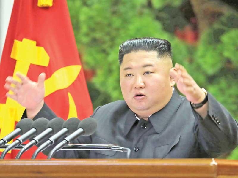 الزعيم الكوري الشمالي  كيم جونغ أون متحدّثاً إلى القادة الرئيسيين لحزب العمال الحاكم (ا ف ب)