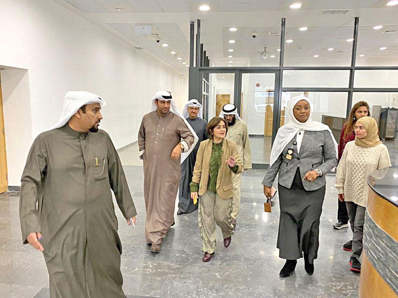 أسيري خلال جولتها أمس على مركز إيواء المعنفات أسرياً