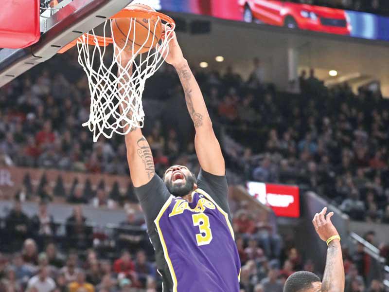 ديفيس نجم ليكرز يسجل في سلة بورتلاند ضمن تحديات دوري كرة السلة الأميركي للمحترفين.