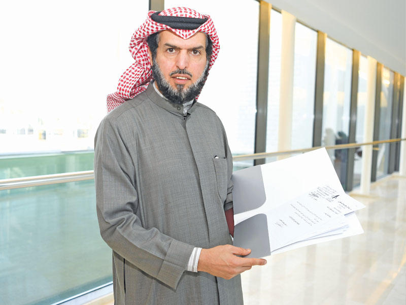 الدمخي حاملاً صحيفة الاستجواب