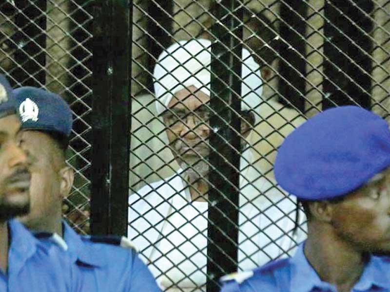 الرئيس السوداني المعزول عمر البشير خلال محاكمته