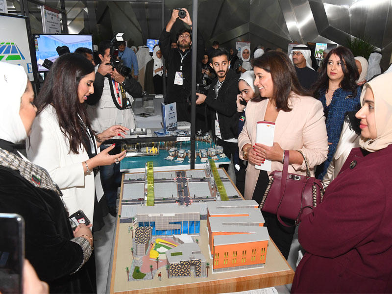 طالبة تستعرض مشروعها الهندسي أمام الوزيرة الفارس 