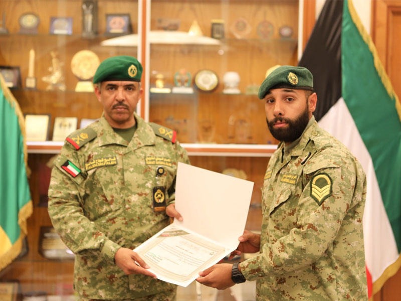 تكريم أحد الفائزين