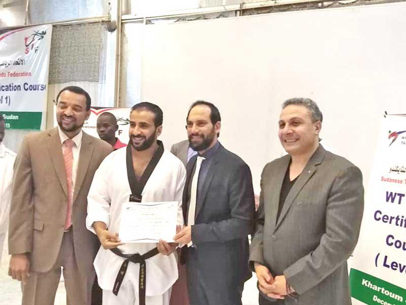 هاني الرزني يتسلم شهادة الدورة الدولية لمدربي التايكواندو في المستوى الأول