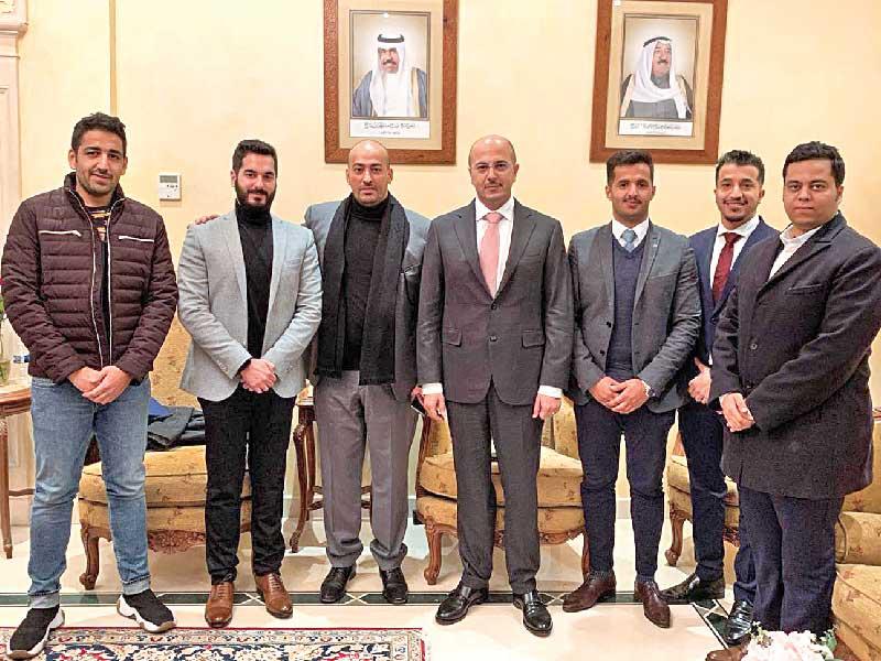 وكيل وزارة التعليم العالي يتوسط أعضاء اتحاد فرنسا