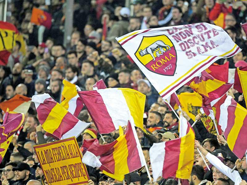 مشجعو نادي روما الايطالي يملأون المدرجات