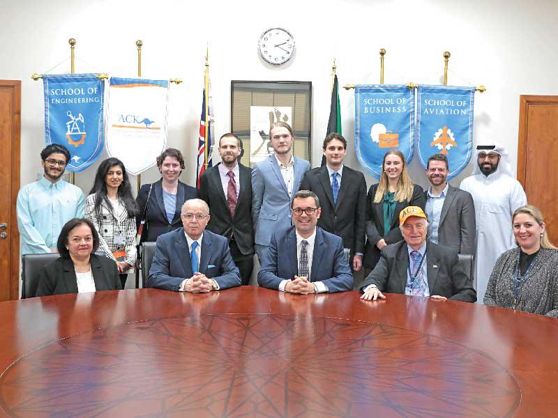 الوفد الزائر مع إدارة الكلية