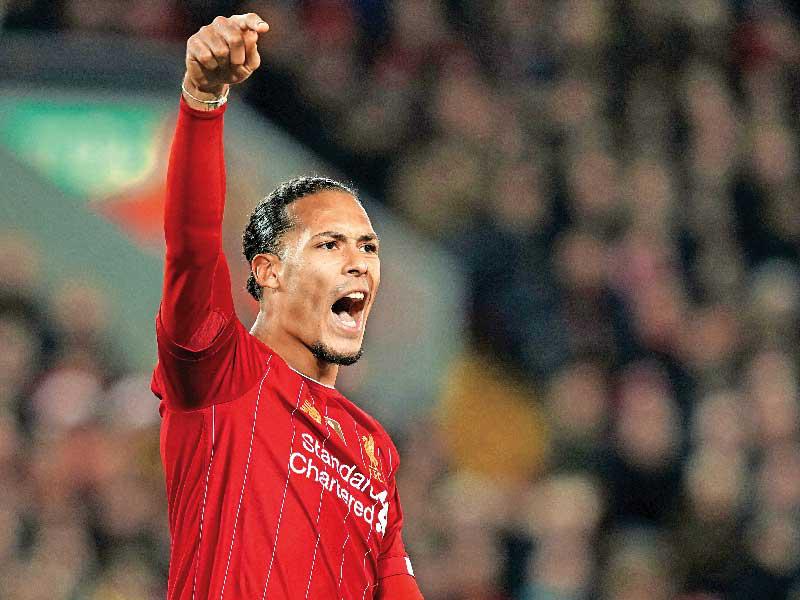 الهولندي فيرجيل فان دايك مدافع فريق ليفربول الإنكليزي لكرة القدم