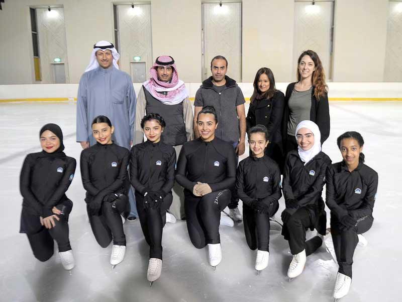 رئيس نادي الألعاب الشتوية مع عدد من اللاعبات المشاركات في البطولة