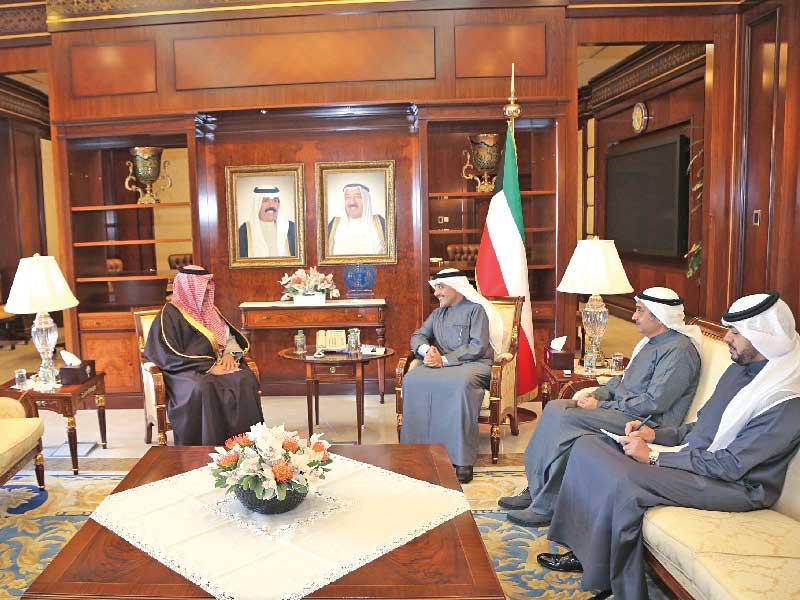 أحمد الناصر مستقبلاً السفير السعوديn