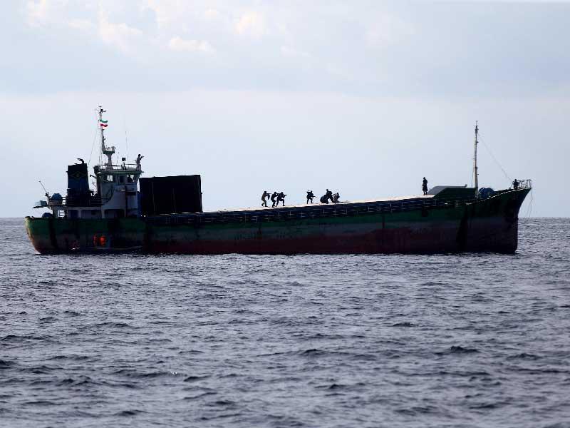 سفينة حربية إيرانية تبحر في بحر عمان