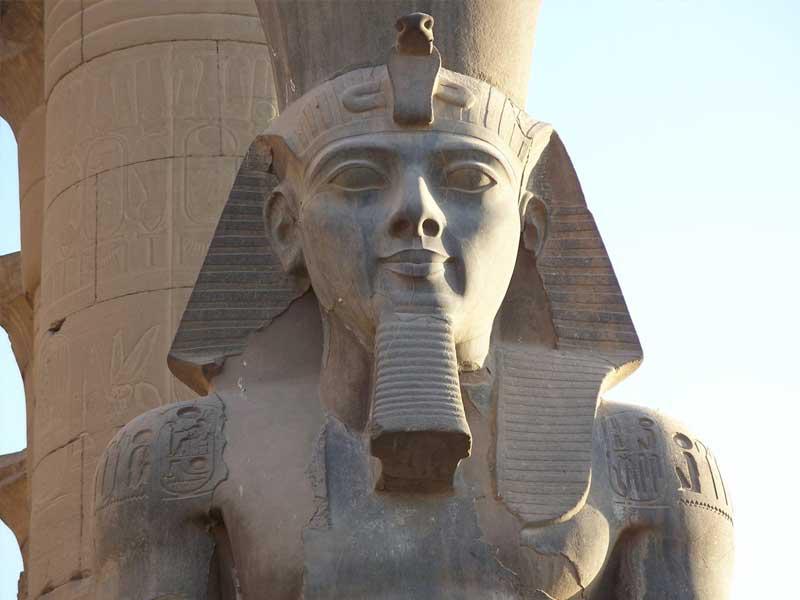 تمثال رمسيس الثاني في معبد الأقصر