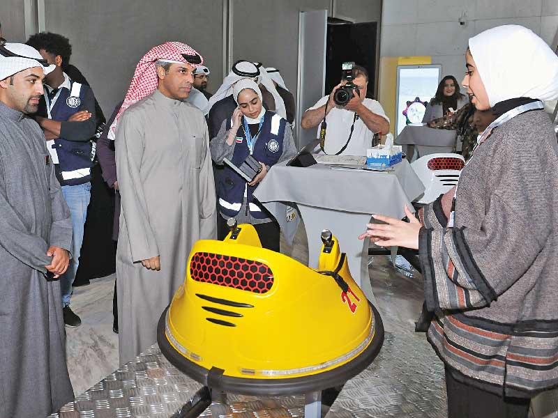 وزير النفط خلال جولته في المعرض