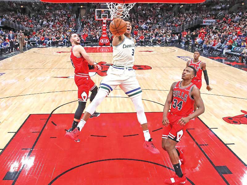  يانيس أنتيتوكونمبو نجم ميلووكي باكس يسجل في سلة شيكاغو