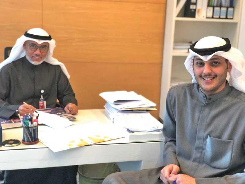 طلال الصقر مجتمعاً مع مدير جامعة الخليج