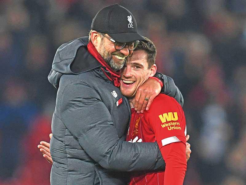 المدير الفني لفريق ليفربول الإنكليزي لكرة القدم يورغن كلوب يحتضن روبيرتسون