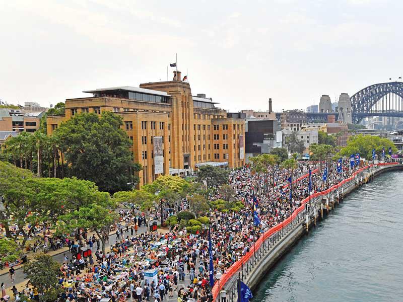 حشود قرب جسر مدينة سيدني الاسترالية بانتظار بدء الألعاب النارية (رويترز)