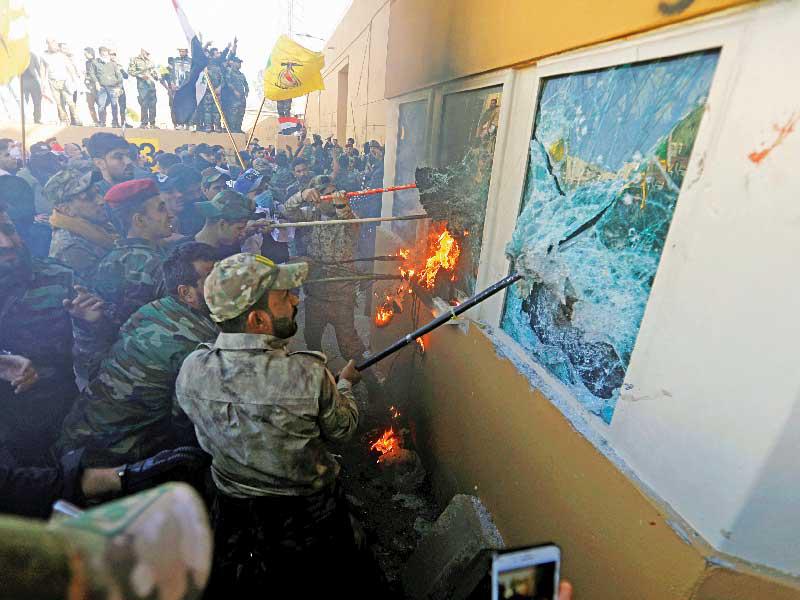 تحطيم وإشعال غرفة استقبال السفارة الأميركية أمس (أ ف ب)n