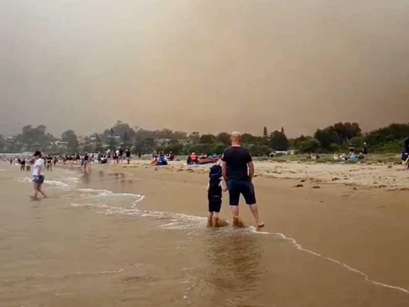 الأستراليون يستجيرون بالبحر من النار