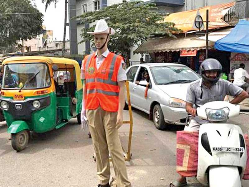 مدينة بنغالور في جنوب الهند تستعين بشرطة من الدمى