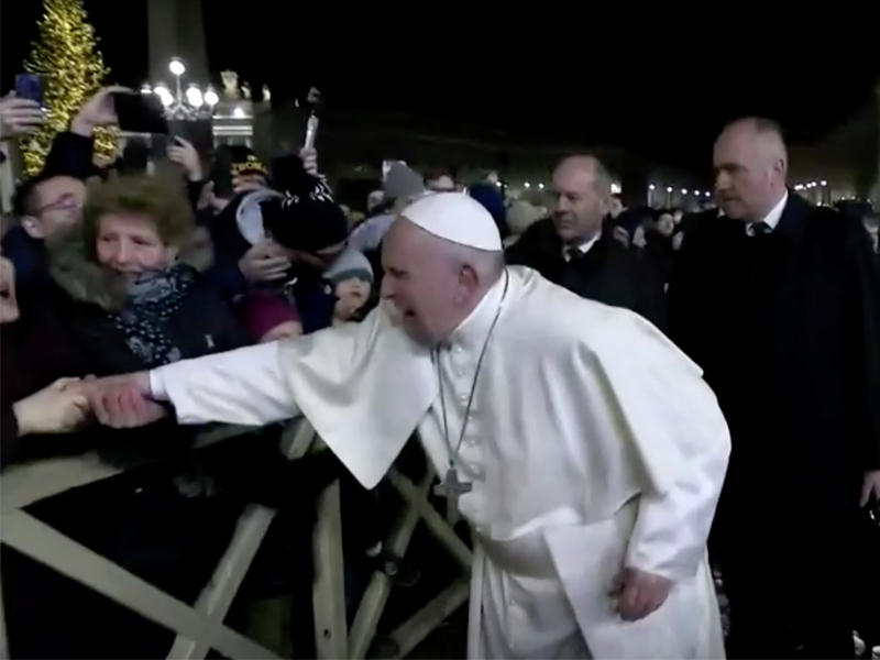 البابا يصرخ من الألم بعدما شدّته سيدة بعنف (رويترز)