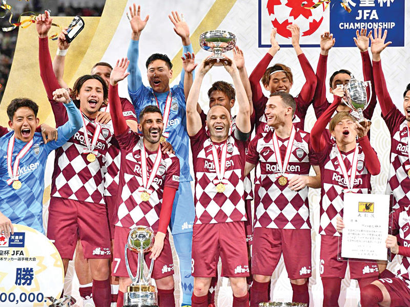 إنييستا يحمل كأس اليابان