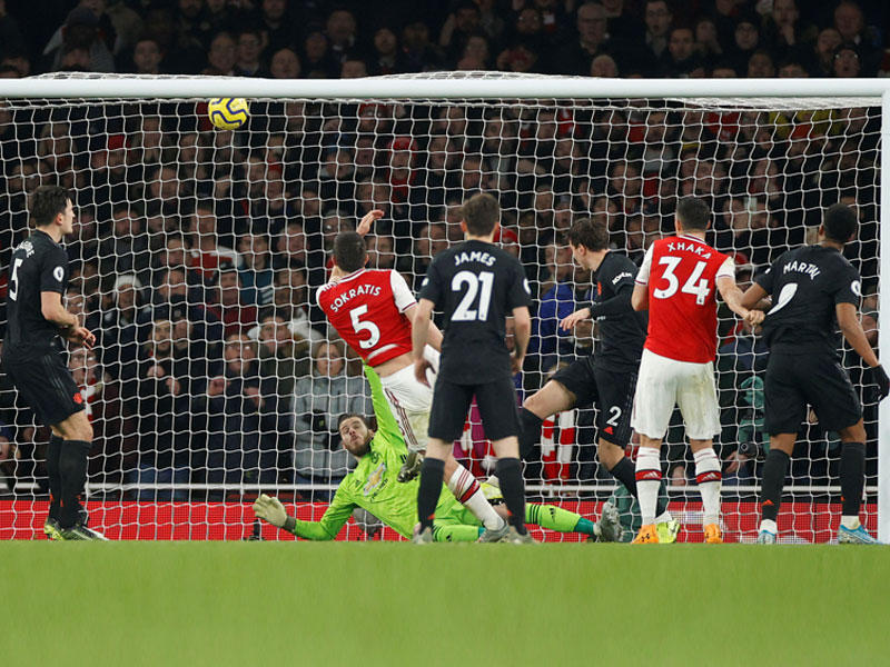 سوكراتيس نجم أرسنال يسجل الهدف الثاني في مرمى مان يونايتد