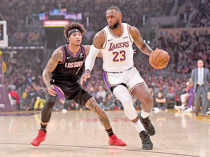 ليبرون جيمس نجم ليكرز خلال مواجهة صنز