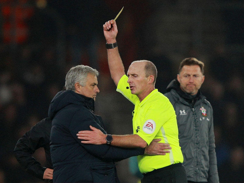 مورينيو يتلقى البطاقة الصفراء 