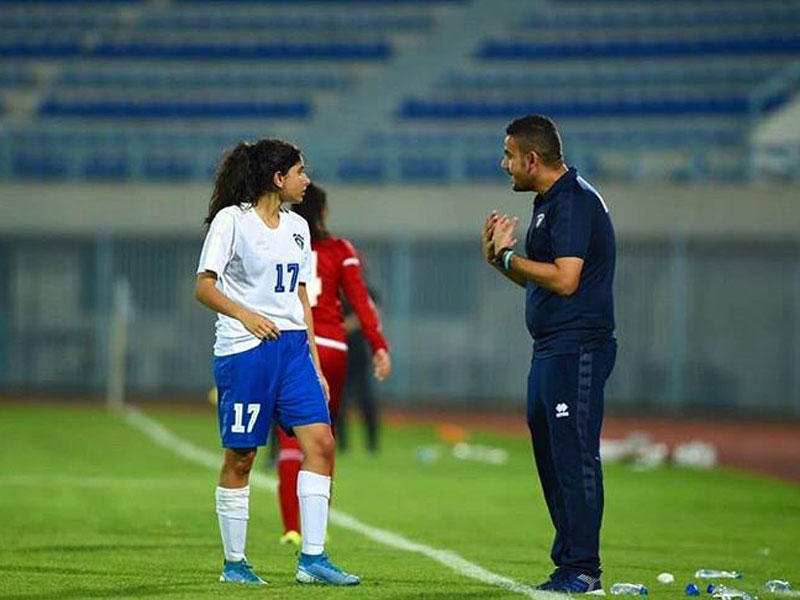 كمبال يوجه إحدى اللاعبات في مباراة البحرين