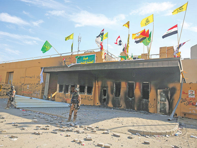 عناصر أمن عراقية بمحيط السفارة الأميركية في بغداد أمس (أ ف ب)