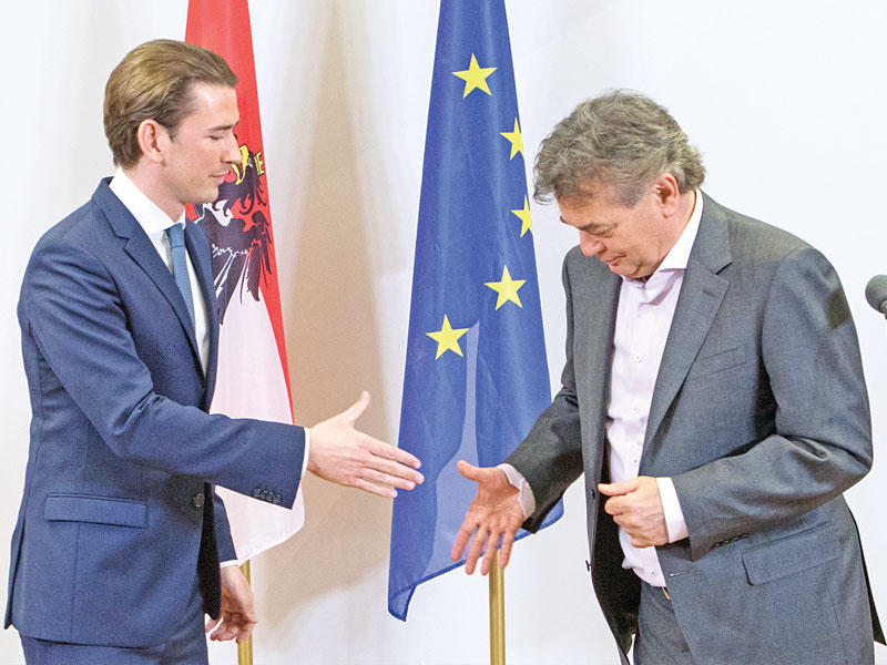 كورتز يصافح كوغلر في فيينا مساء أمس الأولt(أ ف ب)