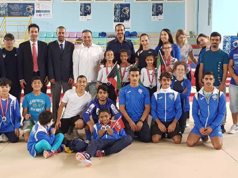 لاعبو ولاعبات منتخب الجمباز يحتفلون بانجازهم مع اعضاء الوفد - صورة أرشيفية