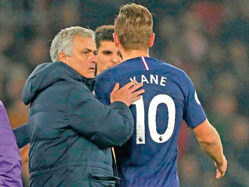 اللاعب هاري كين ومدرب مانشستر يونايتد مورينيو