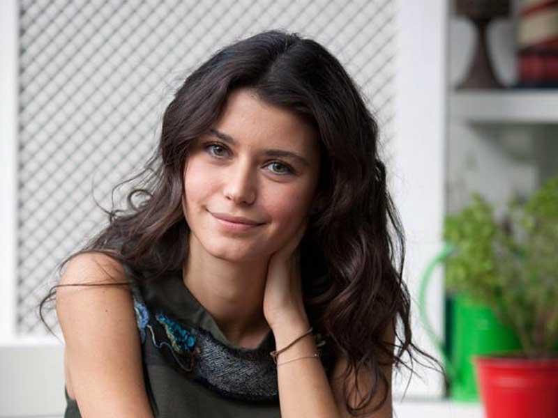 النجمة التركية ​بيرين سات