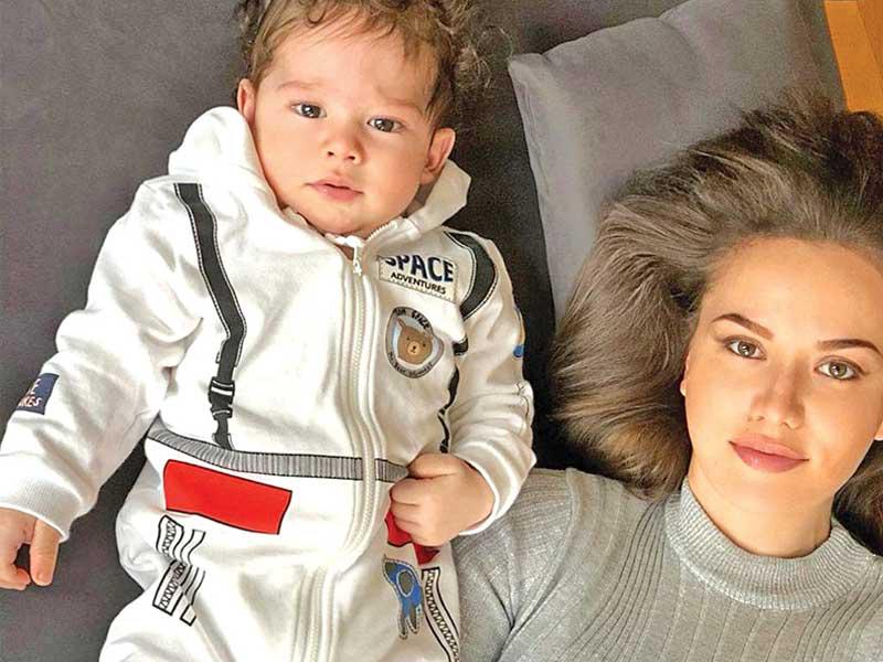 فهرية أفجين مع ابنها