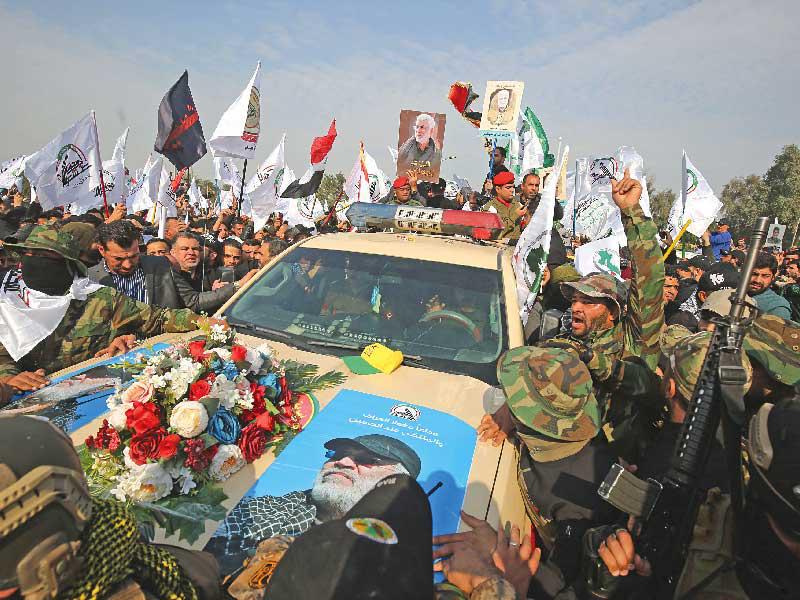 مشيعون يحيطون بالسيارة التي تنقل جثة سليماني خلال تشييعه في الجادرية ببغداد أمس (ا ف ب)