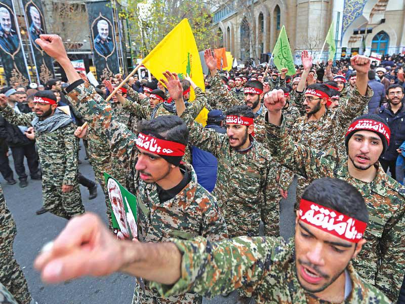 عناصر من الحرس الثوري يردّدون شعارات معادية لأميركا خلال تشييع سليماني في طهران أمس (أ ف ب)