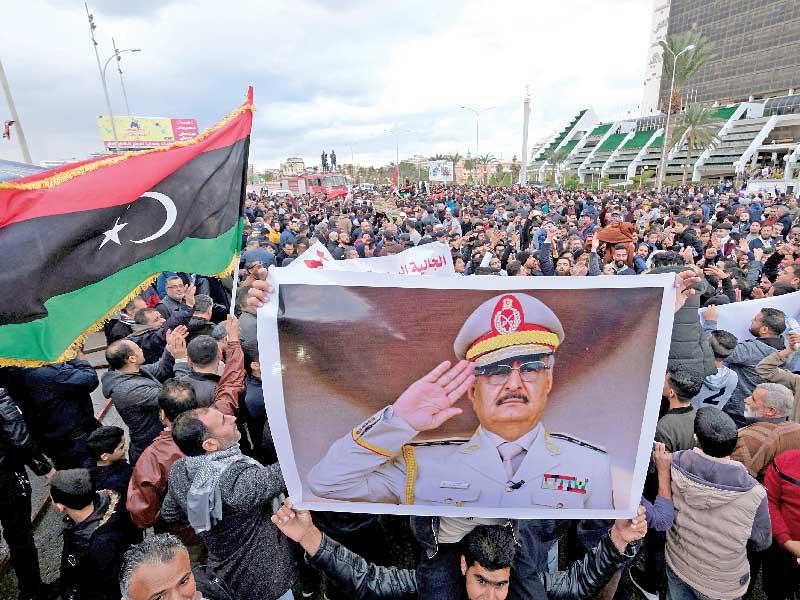 تظاهرات مؤيدة لحفتر ورافضة للتدخل التركي في بنغازي أمس الأول (رويترز)n