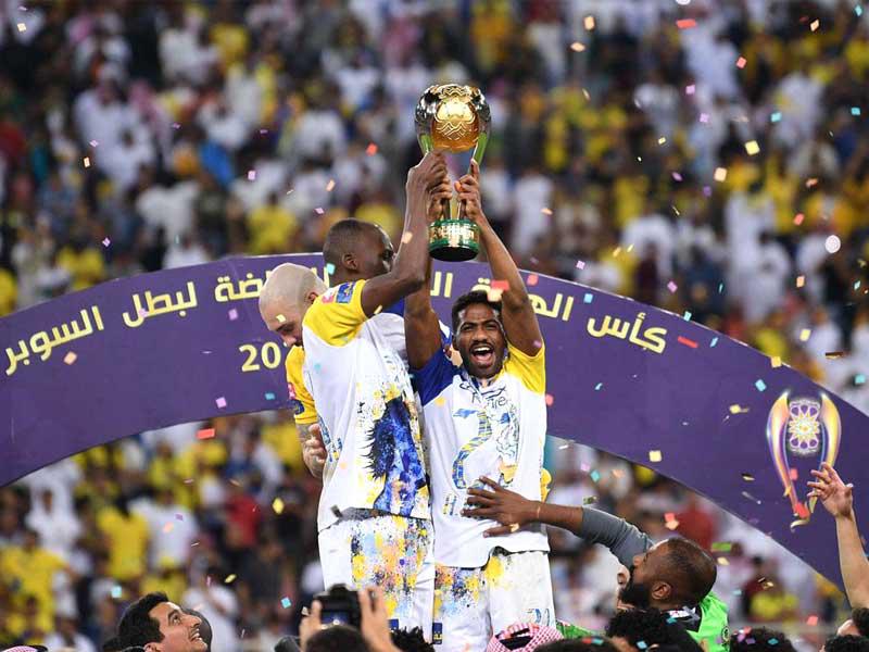 نجوم النصر يحملون كأس السوبر لنسخة السادسة من كأس السوبر السعودي لكرة القدم للمرة الأولى في تاريخهم