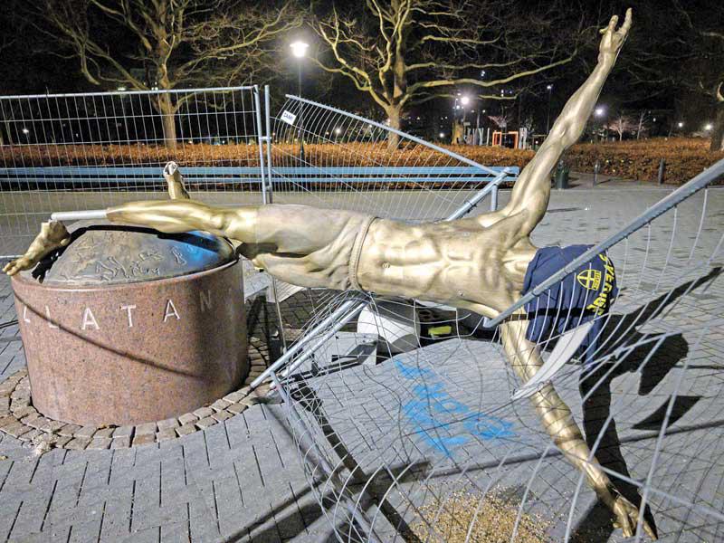 تمثال إبراهيموفيتش بعد تدميره