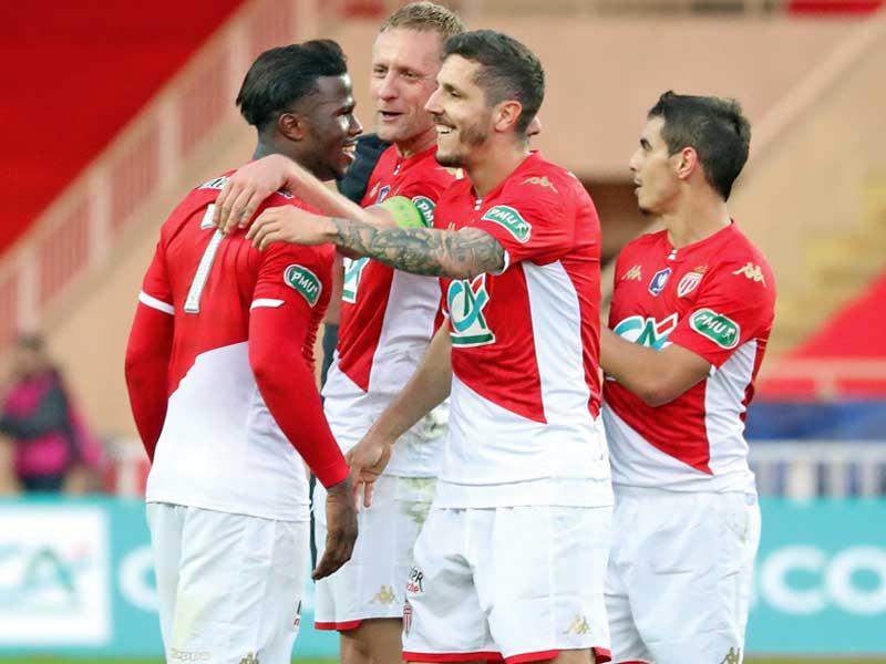 فرحة لاعبي موناكو بعد المباراة