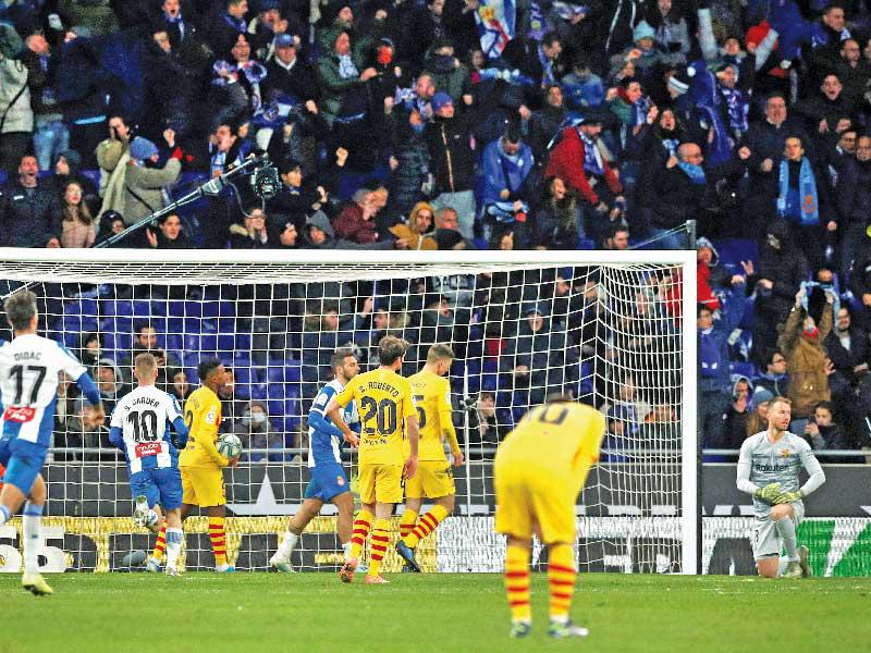 فرحة لاعبي إسبانيول بعد إحراز الهدف الثاني في مرمى برشلونة