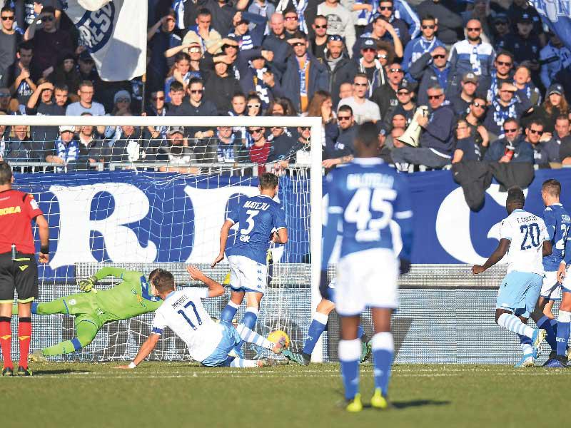 ايموبيلي نجم لاتسيو يسجل الهدف الثاني في مرمى بريشيا