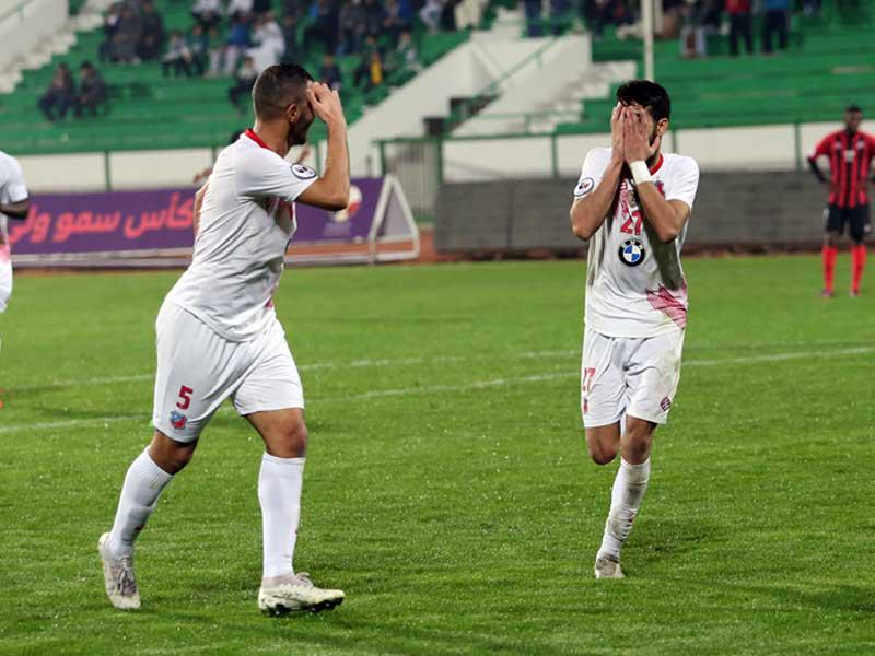 لاعبا نادي السالمية الكويتي لكرة القدم فهد الهاجري ويعقوب الطراروة