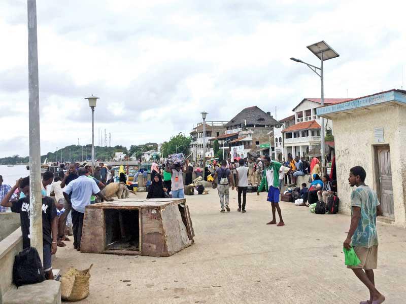 اثار هجوم مسلحون من «حركة الشباب» الإسلامية الصومالية التابعة لتنظيم «القاعدة» على قاعدة «كامب سيمبا» العسكرية التي تديرها قوات أميركية وكينية في لامو