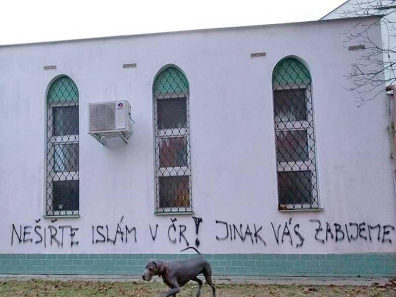 عبارات عنصرية على الجدران الخارجية لأحد المساجد بمدينة برونو في دولة التشيك