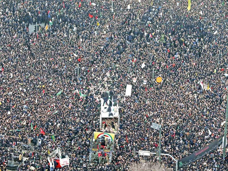 مئات الآلاف يشاركون في تشييع  قائد فيلق القدس قاسم سليماني في مدينة مشهد الايرانية أمس (أ ف ب)