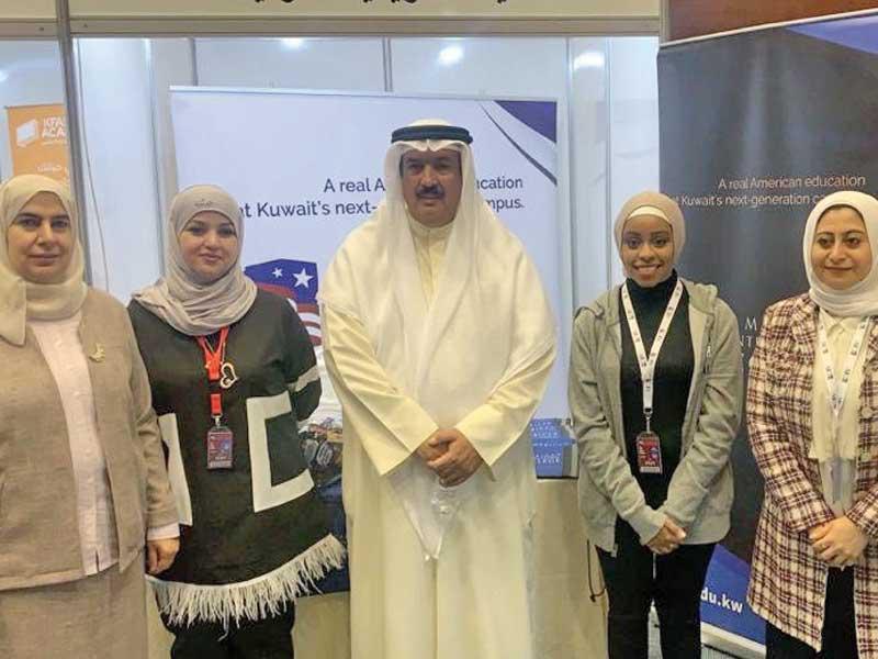 المدير العام لـ«التطبيقي» يتوسط موظفي الكلية