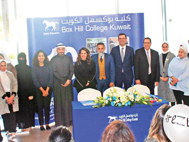 صورة جماعية مع الطالبات ولجنة التحكيم  للمسابقة التاسعة في ريادة الأعمال والابتكار في المشاريع الصغيرة التي تنظمها كلي بوكسهل